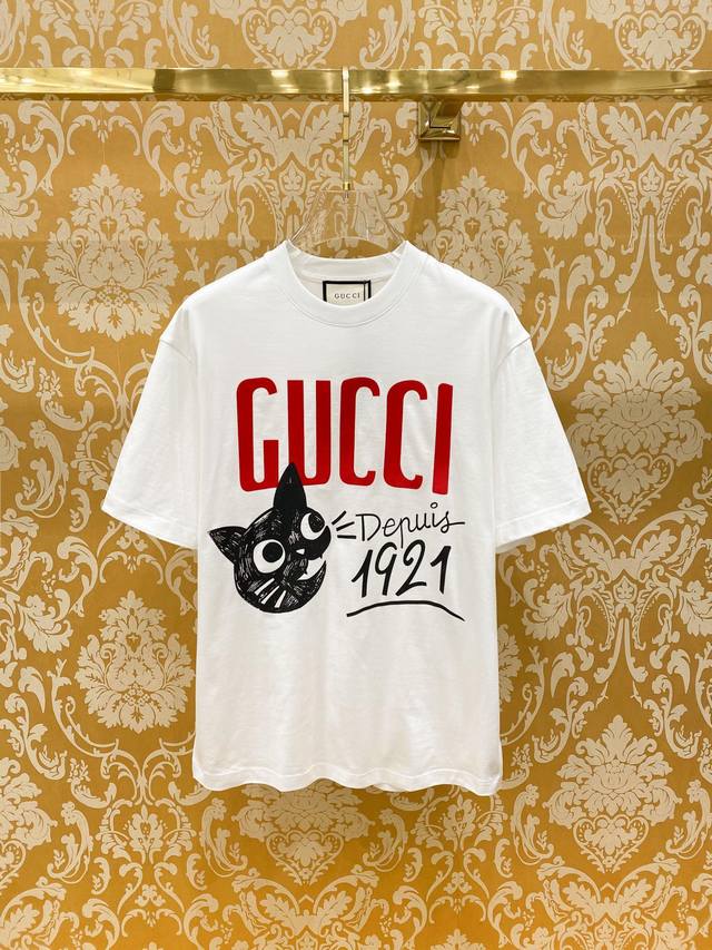 Gucci2024春夏新款首发专柜最新款短袖圆领t恤 高端订制 设计前卫时尚 品牌logo重工艺设计 高端定制丝光棉面料.手感柔软.穿着舒适.专柜级别精致车线.
